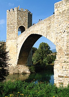Romanische Brücke in Besalú