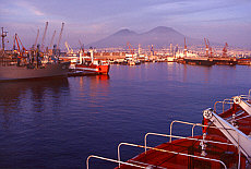 Hafen von Neapel mit Vesuv