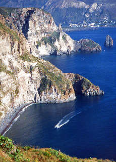 Steilküste zwischen Lipari und Vulcano