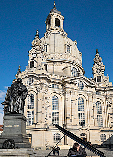 Martin Luther und Pianospieler vor der Frauenkirche in Dresden (April)