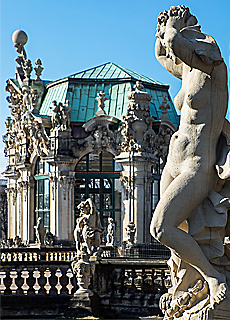 Barocke weibliche Formen am Venusbrunnen im Zwinger (Mai)