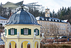 Erzgebirge Pyramide vor dem Thermalbad Wiesenbad