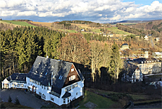 Blick vom Bismarkturm hinunter zum Thermalbad Wiesenbad