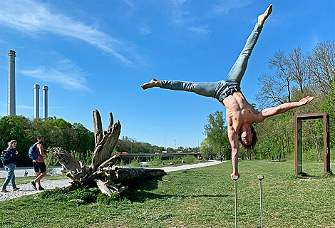 Fitness Training und Akrobatik an der Isar