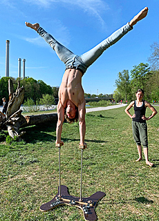 Fitness Training und Akrobatik an der Isar