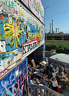 Container Flohmarkt Bahnwärter Thiel mit Heizkraftwerk Süd