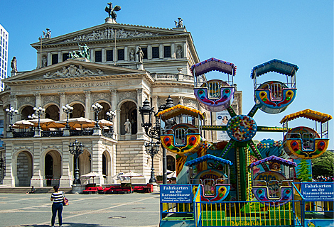 Frankfurter Oper mit Riesenrad