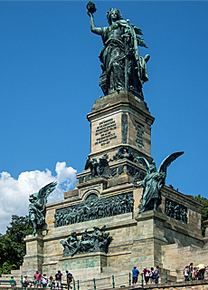 Niederwalddenkmal in den Weinbergen von Rdesheim