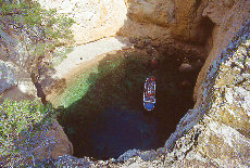 Ausflugsboot in einer Grotte (Juni)