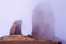 Roque Nublo im Nebel (Juni)