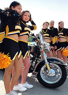 sexy Cheerleader Girls beim Harley Davidson Meeting