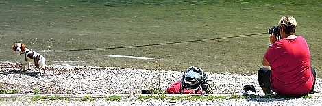Frau mit Hund am Knigssee