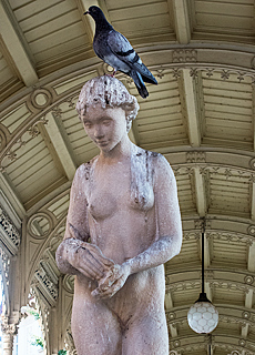 Jeder hat seinen Vogel, Statue in der Parkkolonade