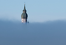 Blick vom Moränenhügel zum Kloster Andechs im Nebel