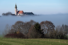 Blick vom Moränenhügel zum Kloster Andechs im Nebel
