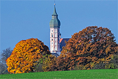 Blick vom Moränenhügel zum Kloster Andechs im Herbst