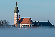 Blick vom Moränenhügel zum Kloster Andechs im Morgennebel