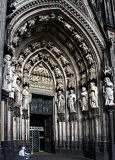 Eingangsportal Kölner Dom mit Bettler