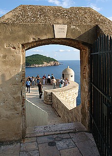 Rundgang auf der Stadtmauer in Dubrovnik (Juni)