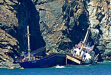Gestrandetes Frachtschiff vor der Küste von Adrasan