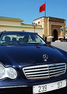 Beamten Mercedes vor dem Königspalast in Rabatt (Januar)