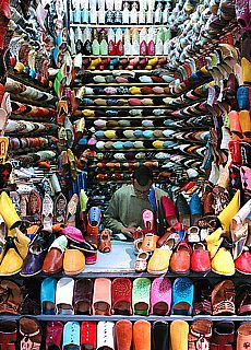 Schuhmacher in den Souks von Fez (Dezember)