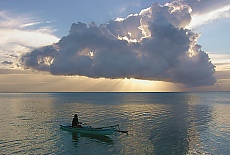 Einsamer Paddler am Strand von Moorea (Februar)