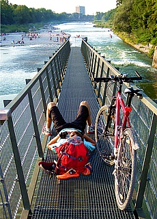 Relaxing auf der Marienbrücke an der Isar