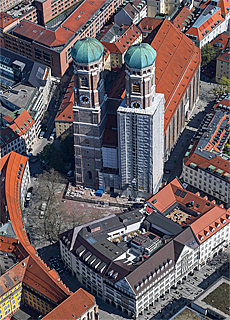 Frauenkirche und Hirmer von oben (Mai)