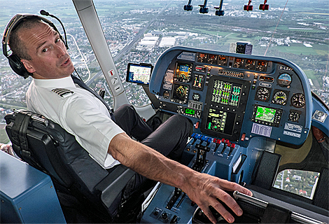 Pilot im Cockpit beim Zeppelin Sunset Flight (April)