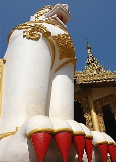 Gigantische Tempellöwen am Eingang zur Shwemawdaw Pagode in Bago