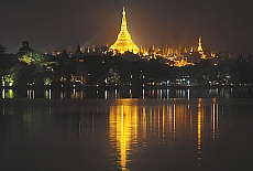 Shwedagon Pagode in Yangon bei Nacht (Dezember)