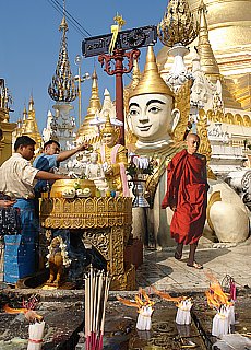 Opferzeremonie in der Shwedagon Pagode (April)