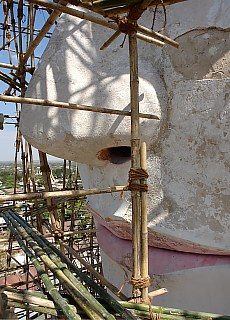 60 m hoher sitzender Buddha am Ostaufgang zur Shwe San Daw Pagode in Pyay (Mai)