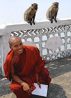 Lachender buddhistischer Mönch auf dem Pilgerberg Mount Zwekabin in Myanmar