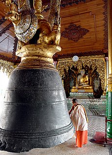 In der Shwedagon Pagode in Yangon (Februar)