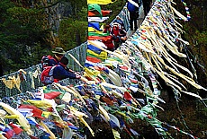 Gebetsfahnen an der Hillary Brcke (Juni)