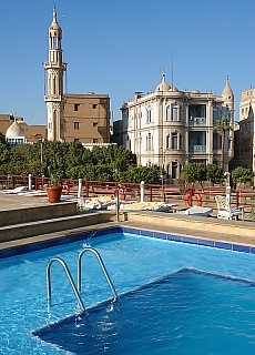 Hotelschiff mit Swimmingpool im Hafen von Edfu
