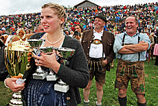 Sieger Pokale beim Ochsenrennen in Münsing