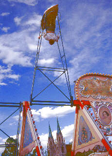 Schiffschaukel vor der Paulskirche