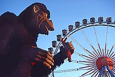 Gigantischer Gorilla vor dem Riesenrad