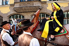 Mnchner Kindl beim Einzug der Wiesenwirte