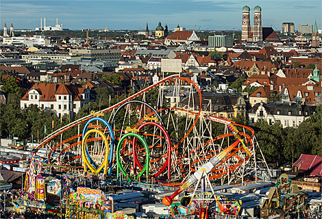 Blick vom Riesenrad auf die Oktoberfest Achterbahn