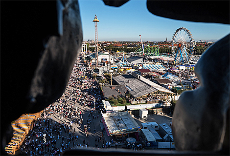 Blick aus dem Kopf der Bronzestatue Bavaria auf das Oktoberfest