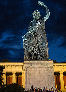 Bronzestatue Bavaria bei Nacht