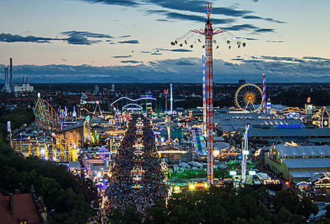 Blick von der Paulskirche zum abendlichen Oktoberfest