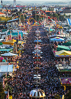 Blick von der Paulskirche zum Oktoberfest