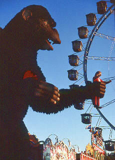 Geisterbahn vor dem Riesenrad