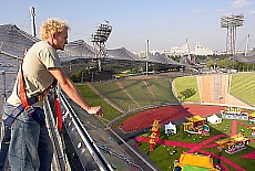 Blick vom Zeltdach ins Olympiastadion Mnchen