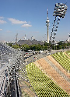 Blick vom Olympiazeltdach zum Olympiaturm